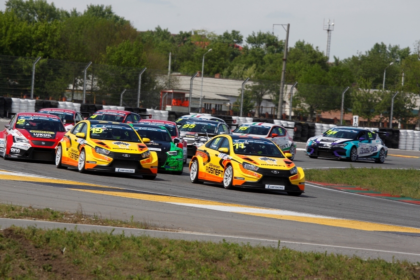 Спортивная LADA Vesta успешно дебютировала в Российской серии кольцевых гонок